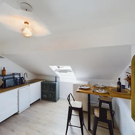 Typique Bord De شقة *